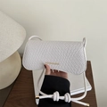 Sac baguette blanc à texture tressée avec inscription dorée et fine bandoulière réglable - Blanc