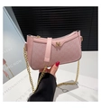 Detalle del bolso de hombro de cuero PU rosa con cadena dorada y logotipo M de metal - Rosa