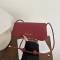 Sac baguette rouge avec texture embossée crocodile et détails dorés élégants - Rouge