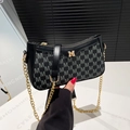 Borsa sottobraccio in pelle nera con motivo M grigio e tracolla a catena dorata - Nero