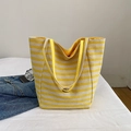 Borsa tote minimalista in tela con strisce orizzontali gialle e crema e spalline larghe - Giallo