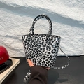 Secchiello chic con stampa leopardata bianca e nera, finitura lucida e tracolla - Nero