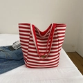 Borsa tote chic in tela a righe rosse e bianche con manici rossi e logo in metallo - Rosso