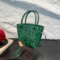 Borsa a mano con stampa leopardata verde in pelle verniciata e tracolla rimovibile - Verde