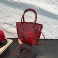 Borsa a secchiello alla moda con stampa leopardata rossa e nera e tracolla rimovibile - Rosso