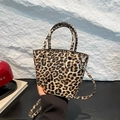 Borsa a mano alla moda con stampa leopardata, finitura lucida e manici rotondi - Marrone
