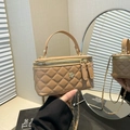 Beige gesteppte kleine Eimertasche mit goldener Kamelien-Hardware und Kettenriemen - Khaki