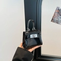 Schwarze glänzende Mini-Gelee-Tasche mit Silberverschluss und Kette für Kinder - Schwarz