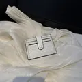 Portacarte in pelle intrecciata bianca con chiusura a scatto su fondo in seta elegante - Bianco