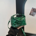 Borsa a mano verde neon con stampa leopardata in pelle verniciata e tracolla regolabile - Leopardo Verde
