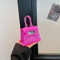 Mini-Handtasche aus fluoreszierendem pinkfarbenem PVC mit silbernem Metallschloss - Fuchsia
