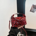 Borsa a mano lucida con stampa leopardata rossa e nera con serratura in metallo argento - Leopardo Rosso