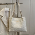 Schicke beige Tragetasche mit geprägter Textur und goldenem Ketten-Schulterriemen - Weiß