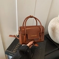 Dunkelbraune Handtasche aus Ölwachsleder in quadratischer Form mit goldenem Schriftzug - Braun