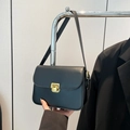 Klassische schwarze Leder Umhängetasche mit goldener Schließe und Überschlagdeckel - Schwarz