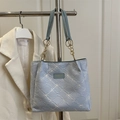 Hellblaue Einkaufstasche mit Blumenstickerei, faltiger Textur und Metallkettenriemen - Blau