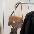 Schicke karamellbraune Umhängetasche aus Leder mit elegantem goldfarbenem Metallverschluss - Braun