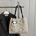 Chique beige strooien draagtas met zwarte graffiti en een schattige panda-hanger - Met Hanger / Zwart