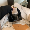 Borsa a cuscino nera lucida minimalista con dettagli metallici dorati e scritte - Nero