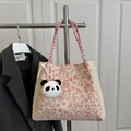Beige strooien draagtas met roze bloemmotieven en een schattige panda-knuffelhanger - Met Hanger / Roze