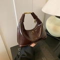 Borsa a cuscino minimalista in pelle verniciata marrone scuro con fibbie dorate - Marrone