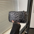 Borsa a tracolla alla moda leopardata con rivetti argentati e tracolla a catena - Nero
