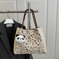 Beige geweven shopper met bruine handvatten en panda-hanger aan een zilveren hanger - Met Hanger / Bruin