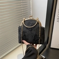 Sac coquille en jacquard noir rétro avec broderie papillon et poignée dorée - Noir