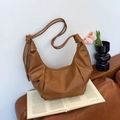 Borsa hobo retrò marrone scuro in morbida ecopelle con dettaglio nodo decorativo - Marrone