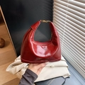 Borsa a cuscino minimalista bordeaux scuro in pelle lucida con chiusura in metallo - Rosso