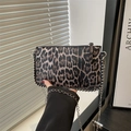 Borsa a tracolla leopardata con perline metalliche argentate e tracolla a catena - Marrone