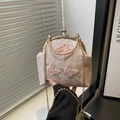 Sac à bandoulière en dentelle beige avec papillons 3D roses et bandoulière dorée - Rose