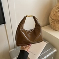 Borsa a luna in pelle verniciata marrone scuro con chiusura in metallo dorato - Marrone