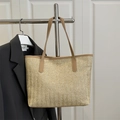 Minimalistische beige gewebte Tragetasche mit braunen Ledergriffen für den Alltag - Khaki