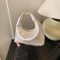 Bolso tipo almohada crema con elegante asa metálica dorada para moda de primavera - Blanco