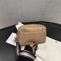 Modische geflochtene Umhängetasche in Beige mit Karomuster und gestreiftem Schultergurt - Khaki