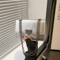 Bolso bandolera plateado con solapa rectangular y detalles de metal oscuro moderno - Plateado