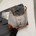 Sac à bandoulière en maille beige avec bordure en cuir marron et pendentif cerf - Khaki & Marron