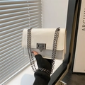 Bolso bandolera de charol blanco crema con cadena gris oscuro y cierre metálico cuadrado - Blanco