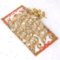 Set di 12 piccoli fiocchi di Natale dorati e scintillanti fissati su carta festiva - Oro