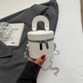 Minibolso tipo cubo blanco de piel premium con doble cremallera plateada y cadena - Blanco Roto