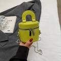 Bolso tipo cubo cilíndrico amarillo limón con cremallera doble y correa de cadena - Verde