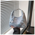 Dettaglio della borsa hobo in pizzo azzurro con farfalle 3D e ciondolo di perline - Blu