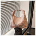 Dettaglio borsa in pizzo rosa con farfalle in mesh 3D e manico in pelle - Rosa
