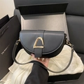 Bolso de hombro retro de cuero negro con hebilla en D dorada en elegante caja de regalo - Negro