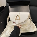 Bolso bandolera blanco elegante con hebilla triangular dorada y piel sintética lisa - Blanco