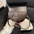 Bolso de montura marrón oscuro con hebilla en D dorada en caja de regalo de lujo - Marrón