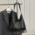 Bolso hobo negro de cuero con flecos modernos y acabado de textura elegante - Negro
