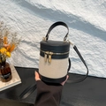 Bolso cubo bicolor en lona beige y cuero negro con detalles de cremallera dorada fina - Negro