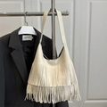 Bolso de hombro chic en cuero blanco crema con flecos largos de múltiples capas - Blanco